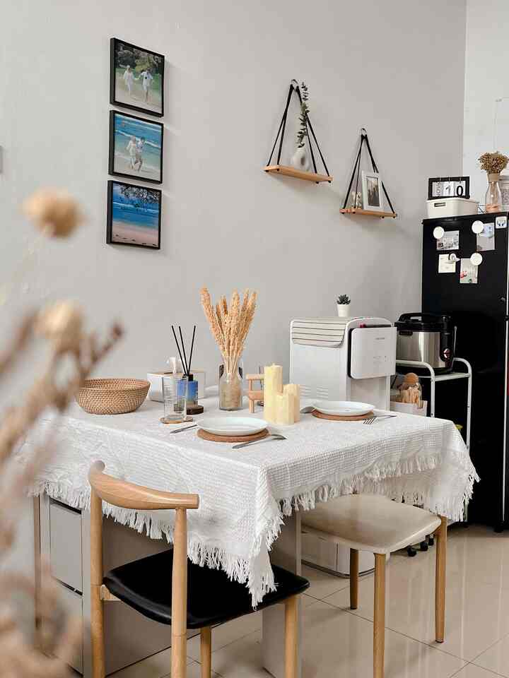 • Dinning Style 

kayaknya perlu deh untuk styling meja makan, walau jarang banget untuk style kaya gini seengganya untuk moment tertentu bareng pasangan perlu deh🥰

kebanyakan item yang aku pakai dari produknya ikea, karna warnanya masuk dirumahku.

pemilihan warnanya disini white n wood biar terkesan manis tapi ttep aesthetic, suasana yang di dapat tetap hangat ditambahkan dgn lilin elektrik.
ini dia jadi salah satu item fav aku, karna bikin ambiencenya makin romantis🤎

#MejaMakanMinimalis #PeralatanMakan #InspirasiRuangMakan #InspirasiMejaMakan #DekorasiMejaMakan #DapurMinimalis #ModelDapurCantik #DapurModern