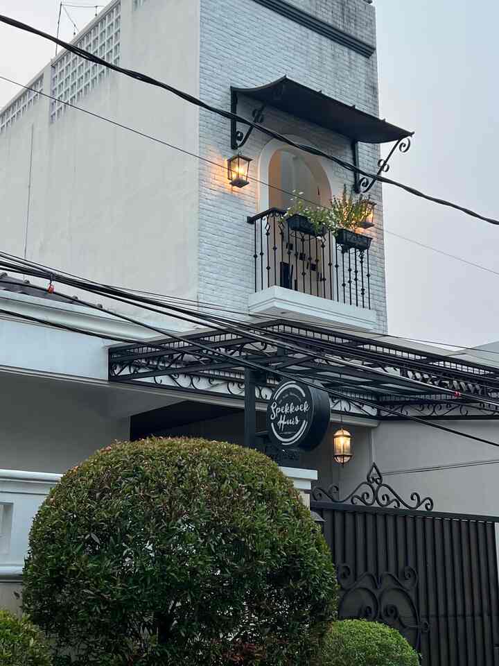 Fasad
#rumahlimut belum banyak melakukan perubahan pada area fasad, masih penampakan lama dengan penambahan fasad lt 1 yaitu balkon dan rooftop saja.
Balkon ini dihias dengan kanopi yang terbuat dari plat besi & tanaman dengan pot gantung.
Dari area balkon ini ada tangga yang terbuat dari semen untuk akses naik ke lantai rooftop. Tangga ini kami cat dengan warna klasik hitam putih dan bisa terlihat sedikit dari area bawah.

#PagarRumah
#PagarRumahKlasik
#WarnaCatPagar  
#CatRumah 
#BataTempelPutih
#KanopiCarport
#KanopiPolycarbonate
#PotBungaBalkon
#Roster
#InspirasiFasad
#StyleFasad
#fasad
