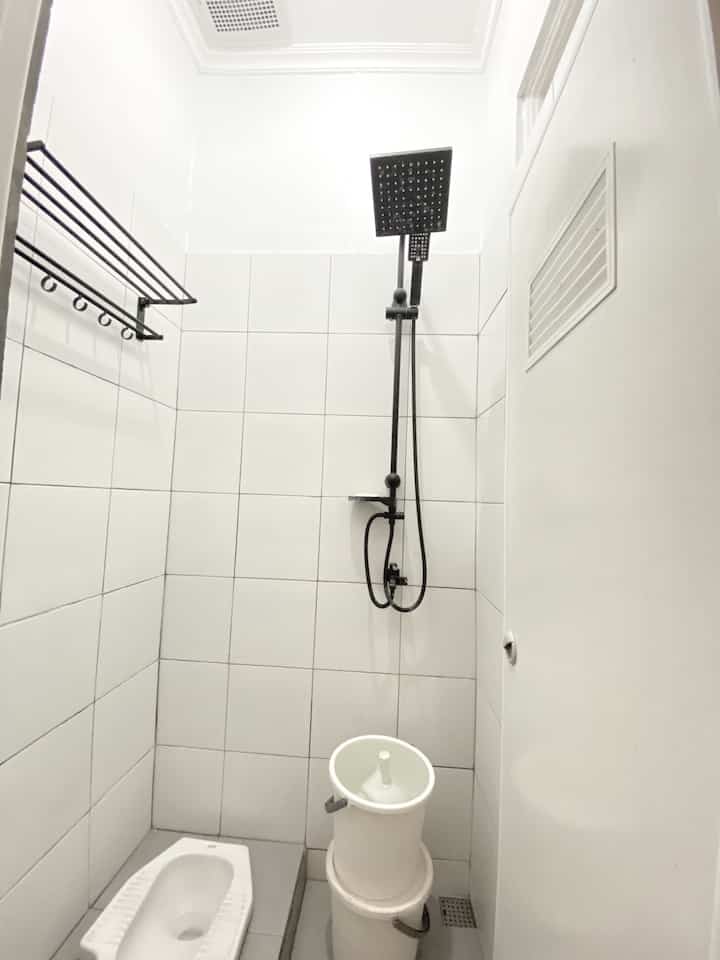  Kamar mandi asli developer dengan perintilan hitam minimalis sederhana ✨
#rakkamarmandi #showerhitam #raksuduthitam #drawerputih #kamarmandiminimalis #inspirasikamarmandi 