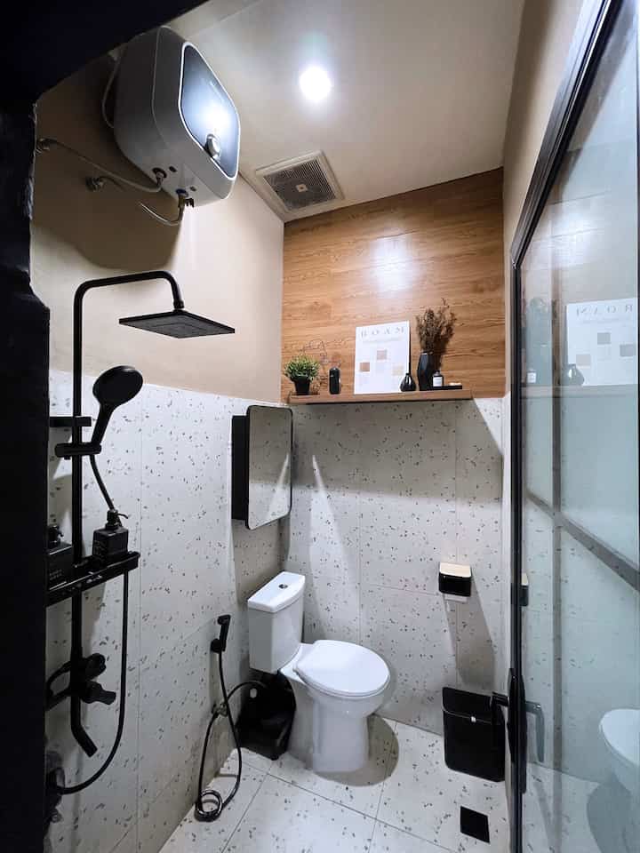 ➖ Small Bathroom Inspo

Alhamdulillah akhirnya bisa renov #lowbudget kamar mandi mungil iniii ✨

Kamar mandi ukuran 1.6 x 1.2m ini, cuma ganti keramik, cat dinding dan pintu aja vibesnya langsung cakep banget 😍

Ganti warna keramik dan cat dinding dengan yang lebih terang, biar terkesan sedikit lebih luas dan bersih. Tentunya masih dengan color pallete yang sesuai dengan rumah ini yaitu, Putih, Hitam dan Coklat 🤍🖤🤎

Semoga menginspirasi ✨

#PintuKamarMandi #pintualumuniumkamarmandi #KamarMandi #Keramikkamarmandi #keramikdinding #keramiklantai #waterheater #showersethitam #handshower #jetshower #klosetduduk #ambalan #cermindinding #cerminkabinet #floordrain #dekorasikamarmandi #Kamarmandimungil #kamarmandiminimalis #Inspirasikamarmandi 