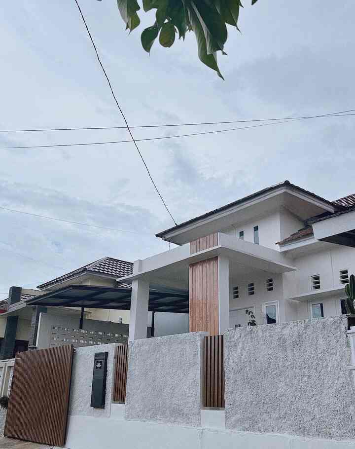 gaya fasad dirumah ini adalah fasad minimalis untuk rumah tema minimalis-japandy-tropical kali ya😂😅 btw di slide terakhir itu foto before sebelum pakis brazil di depan rumah di tebang karena udah tinggi banget, sekarang kami ganti dengan tabebuya. semoga tumbuh subur🤍

#pagarwpc #catjotun #jotunlightantique #kapaoboxpaket #listplank #kaktuskoboi #covermeteran #caplampu #pakisbrazil #inspirasifasad #stylefasad