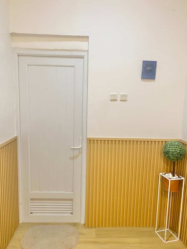 Di rumahku terdapat 2 Kamar mandi mungil bawaan developer dan ini adalah kamar mandi yang berada di lantai 2, untuk bentuk & ukuran kamar mandinya masih sama dengan bawaan developer tidak ada yang aku renov kecuali hanya dekorasinya aja😊
Karna kamar mandi ini ukurannya kecil sehingga tidak banyak menggunakan printilan kamar mandi, aku hanya menggunakan beberapa printilan kamar mandi yang berfungsi untuk kebutuhan saja.😊

#pintukamarmandi
#dindingkamarmandi
#kamarmandiminimalis
#inspirasikamarmandi
#showermeridian
#closetotoecoflush
#cerminkamarmandi
#tempatsabun
#jetshower

