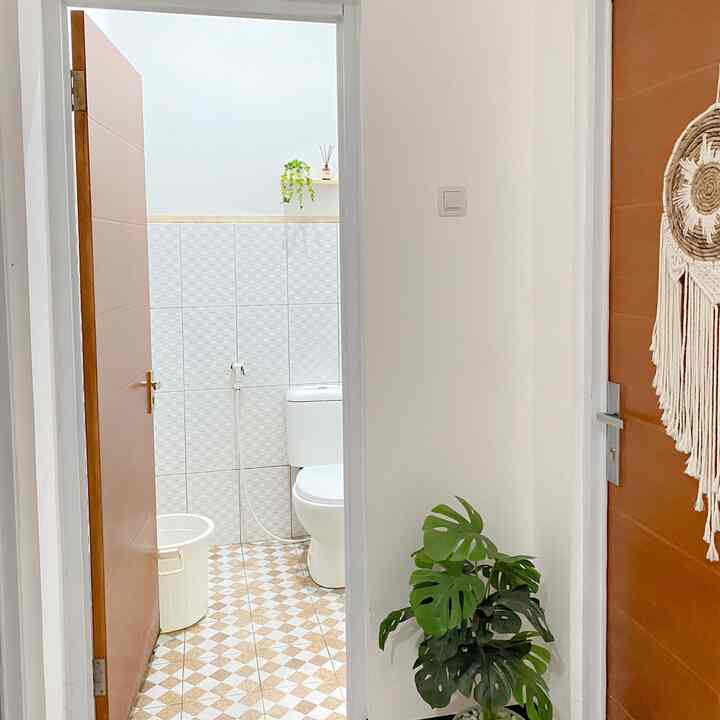 Kamar mandi minimalist✨
Kamar mandiku ini ukuran 1,5 x 1 meter masih bawaan developer belum sama sekali di renovasi.
Kamar mandi ini sangat sederhana sekali maka dari itu saya pilih pasang list kayu di perbatasan tembok - keramik dinding dan ambalan di atas closet. 
Di ambalan saya taruh  reed diffuser dan tanaman artifisial agar kamar mandi lebih terlihat hidup✨

Mudah mudahan ter inspirasi✨

#kamarMandi #kamarMandiMinimalis #inspirasikamarmandi #catkamarmandi #closet #ambalankayu #ReedDiffuser #lantaikamarmandi #keramikDinding #tanamanArtificial #cermin #kamarMandiJapandi #InspirasikamarMandi #closet 