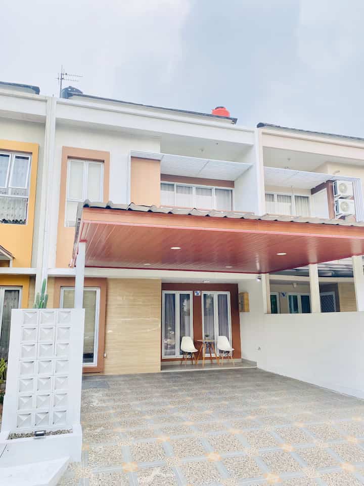 Fasad dirumah ini masih standar bawaan dari developer,karna pada bagian fasad masih belum boleh dirubah jadi aku hanya renov sedikit pada bagian taman dan carport.😊
Pada bagian taman aku tutup pakai roster beton dan aku bikin taman dengan tempat duduk yang estetik agar bisa digunakan untuk tempat santai disore dan malam hari.😊

#fasadrumah
#cateksterior
#plafonpvc
#inspirasifasad
#stylefasad
#fasadrumahminimalis
#terasrumah
#kursiteras
#mejateras
#bangkutaman
#tamansamping
#carport
