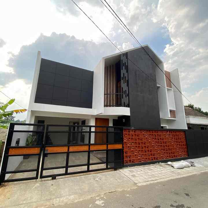 Gaya fasad rumah_dingdong adalah atap pelana atau lebih dikenal ala scandinavian dipadu dengan cat warna hitam dan teracota. Memilih fasad ala scandinavian / atap pelana agar rumah terlihat tinggi. 

#pagarrumah #catroster #pagarperforated #pagarbesihollow #pagarindustrial #inspirasifasad #stylefasad