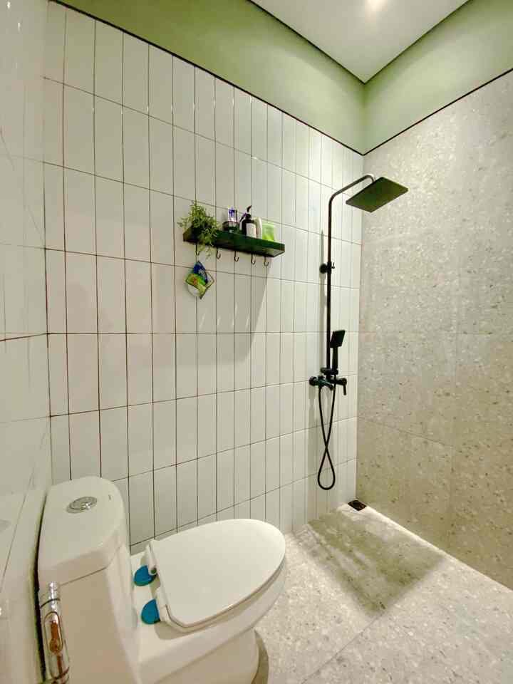 Kamar mandi tamu di Royal Corner. Dengan ukuran yang hanya 1,8 x 1,2 kami memilih konsep minimalis dan tidak menambahkan banyak barang didalam kamar mandi agar terasa lebih luas dan tentunya nyaman. Pemilihan keramik tiles putih dengan ukuran 30 x 10 yg dipasang secara vertikal & sejajar membuat kamar mandi terlihat lebih tinggi. Kami juga memadukan dengan granit tiles motif teraso dan menambahkan cat warna sage di dinding kamar mandi.

#keramikkamarmandi
#keramiklantaikamarmandi
#shower
#raksabun
#tanamanartificial
#pintukamarmandi
#kamarmandiminimalis
#InspirasiKamarMandi