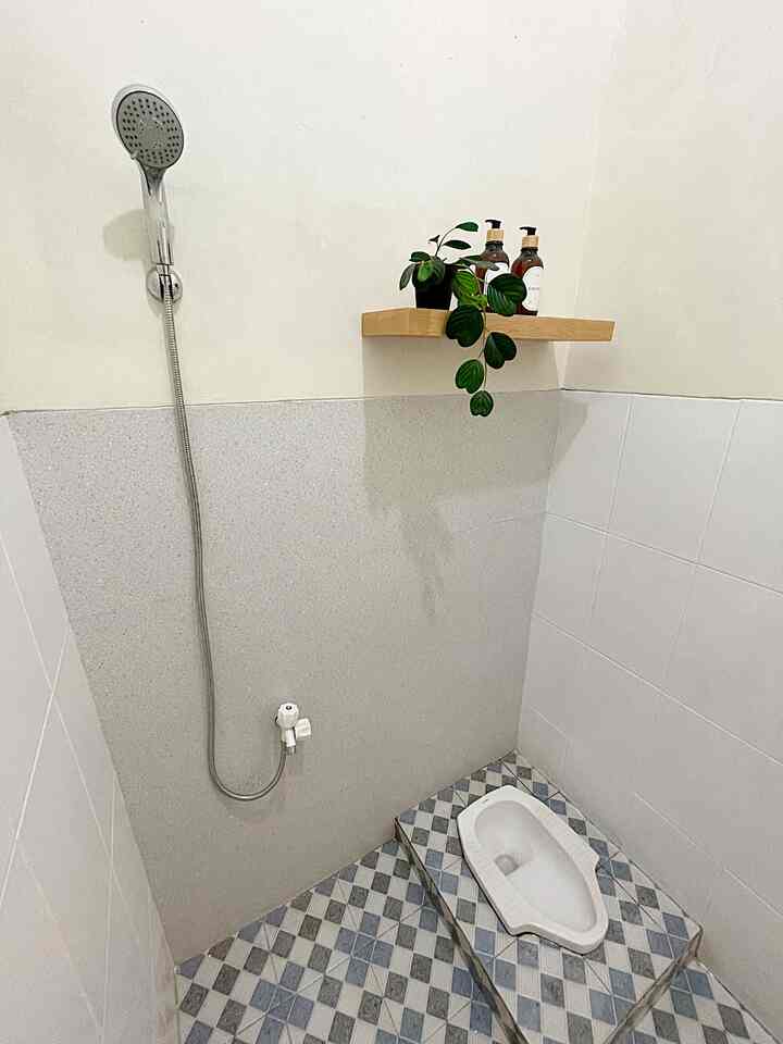 Kamar mandi mungil ukuran 2 x 1,5 m. 
Kamar mandi kami ini masih bawaan developer dan bagian dinding sementara hanya kami lapisi kertasive. Untuk perintilan kamar mandi kami sengaja tidak mau menambahkan terlalu banyak karna konsepnya clean dan minimalis. 

#KamarMandiMinimalis #Minimalis #InspirasiKamarMandi #KeramikKamarMandi #CatKamarMandi #PintuKamarMandi #WarnaKamarMandi #DindingKamarMandi #KamarMandiPutih #kertasive #fejka #ambalandinding #handshower #klosettoto