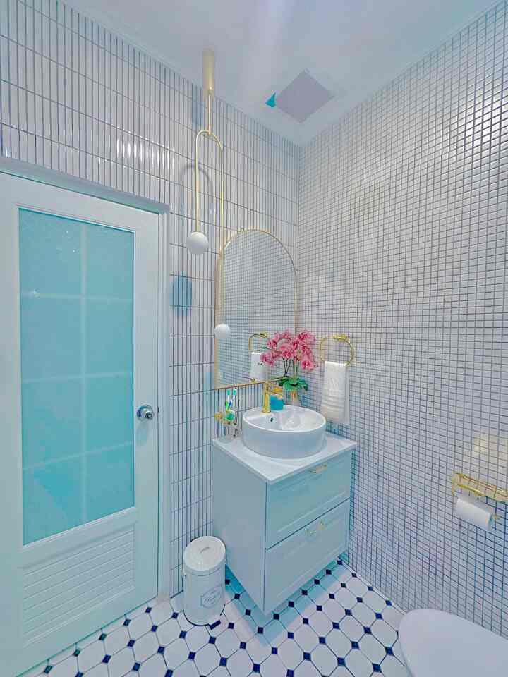 Kamar Mandi Mungil:
Ukuran: 1,6 m x 1,7 m
Tema: White Gold - Modern Farmhouse
Keramik: Mozaic tiles dengan 4 motif berbeda full untuk semua dinding
.
Kamar mandi ini adalah kamar mandi utama dari 3 kamar mandi yg ada di #casadeharsa. Karena letaknya dilantai 2 jadi saat renovasi layoutnya tetap sama dengan layout asli dari developer. Walaupun mungil tapi di desain sedemikian rupa supaya fungsinya maksimal namun tetap aesthetic dan elegan. 

Selain itu, semua peralatan mandi pun lengkap tersedia serta tersimpan rapih dikabinet bawah wastafel jadi gak berantakan. Hal tersebut adalah salah satu tips agar kamar mandi bukan hanya cantik ketika difoto tapi memang sesuai dengan kondisi aktualnya 😁.

#keramikdinding #keramikkamarmandi #wastafelkamarmandi #pintukamarmandi #dindingkamarmandi #sanitarykamarmandi #cermindinding #lampugantung #kamarmandi #toilet #aksesoriskamarmandi #showerkamarmandi #showertanam #kamarmandiminimalis #kamarmandifarmhouse #kamarmandimungil #inspirasikamarmandi