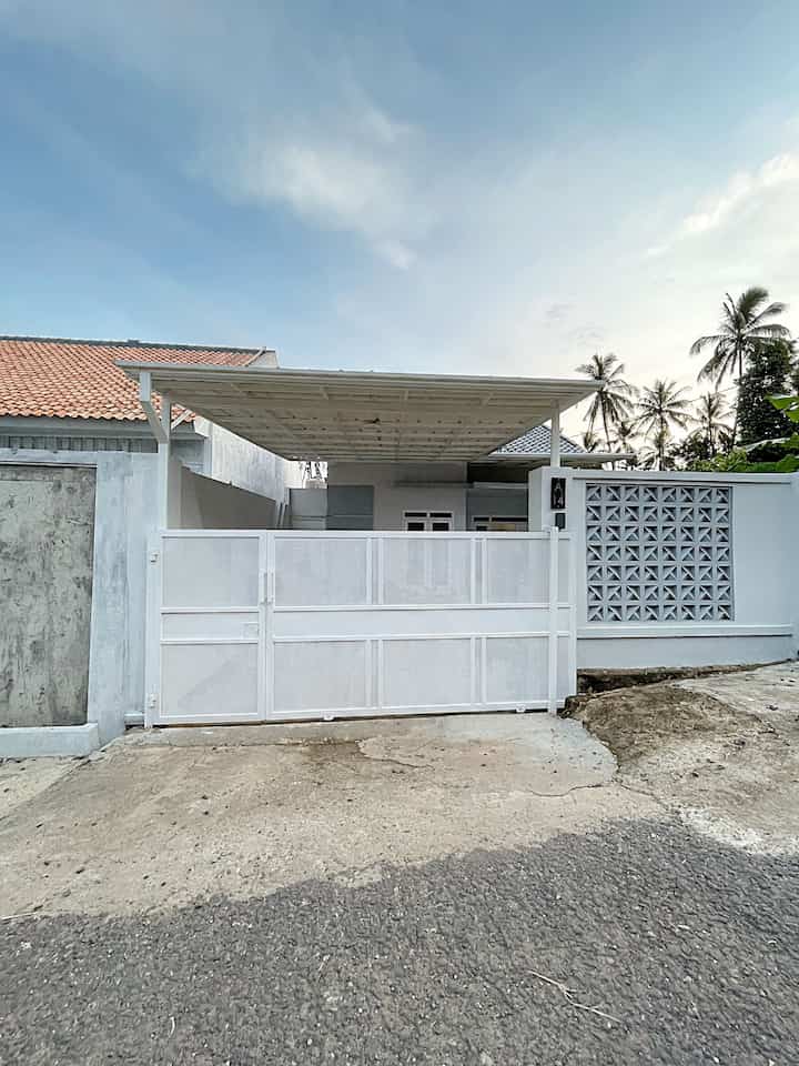 Fasad Rumah Minimalis Serba Putih

Fasad rumah minimalis yang dominan warna putih dan abu muda. Untuk pemilihan cat exterior, pagar dan kanopi serba putih agar terkesan luas.

Pemilihan warna putih memberi kesan luas dan clean look. Semoga sedikit menginspirasi 🤍
 
#StyleFasad #InspirasiFasad #InspirasiFasadRumah #PagarRumah #PagarRumahMinimalis #WarnaCatPagar #FasadRumahMinimalis #Minimalis #PagarPlatPerforated #roaster #CatTembok #KanopiAlderon