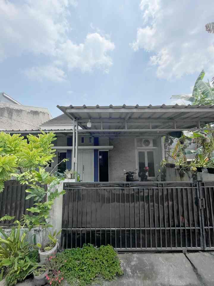 
“Fasad Rumahku, Ceritaku!”

Gaya fasad rumah ini bisa dibilang masih basic minimalis, mengikuti desain bawaan dari developer. Tapi, aku memilih untuk menambahkan beberapa elemen industrial agar sesuai dengan tema rumah minimalis industrial yang aku impikan.

Material yang digunakan juga simpel:
✨Atap galvalum dengan struktur besi, memberikan kesan industrial yang kuat sekaligus tahan lama.
✨Pagar besi hitam untuk keamanan, tapi tetap menyatu dengan gaya rumah.
✨Area hijau kecil di depan rumah untuk sentuhan alami, membuat fasad terasa lebih hidup.

Walaupun sederhana, aku merasa rumah ini punya potensi besar untuk dikembangkan lagi di masa depan! Kalau kamu, fasad rumah seperti apa yang cocok dengan gayamu?

#FasadRumah #MinimalisIndustrial #HomeJourney #InspirasiFasad #StyleFasad #WarnaCatPagar #PagarRumah #CatRumah