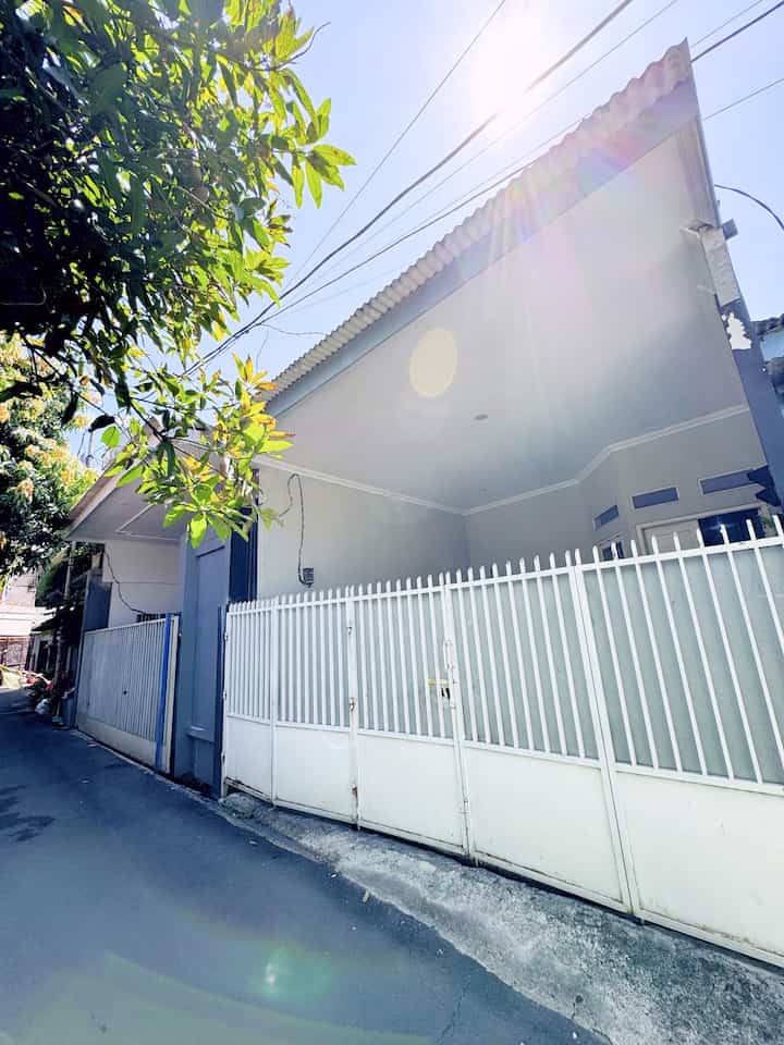 🌸 Fasad Minimalis 🌸

Ini adalah fasad rumah kami.
Memang jauh dari kata aesthetic, karena memang minimalis sekali.
Ukuran lebar rumah kami hanya 5 meter saja, jadi agak nanggung untuk dibuat fasad yang lebih unik, juga tentu saja karna waktu pembangunan budgetnya agak minim, ehehehe.
Ketika dilihat dari depan, rumah kami seperti rumah satu lantai, tapi kalau dilihat dari samping baru kelihatan fasad lantai duanya, karena rumah kami mezzanine tanpa balkon luar dan letak tembok depan agak menjorok ke dalam.
Masih bertahan dengan nuansa abu-abu dan putih sesuai dengan tema minimalisnya, tapi sepertinya dalam waktu dekat aku mau retouch cat temboknya lagi nih, tapi masih bingung untuk warnanya, ehehehe.

#PagarRumah
#PagarRumahMinimalis
#WarnaCatPagar
#Plavongypsum
#CatRumah
#Teras
#EntryWay
#CatPintu
#TanamanHias
#KeramikTeras
#PavingBlock
#Carport
#InspirasiFasad
#StyleFasad