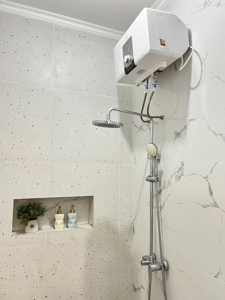 Kamar mandi ini sangat mungil karena ukurannya 2 X 1,5 meter. Kamar mandi minimalis yang di dominasi dengan warna putih dan silver ini, agar terkesan luas. Dan yang paling aku suka dari granite terazonya yang menarik sehingga terlihat estetik apalagi ditambah dengan pump bottle ceramik yang cantik. 
Untuk shower, jet shower dan rak handuk bernuansa silver agar terlihat senada dengan granite putihnya.
#kamarmandi #pintukamarmandi #warnakamarmandi #granite #keramikkamarmandi #granitekamarmandi #dindingkamarmandi #kamarmandiminimalis #inspirasikamarmandi #kamarmandiestetik 