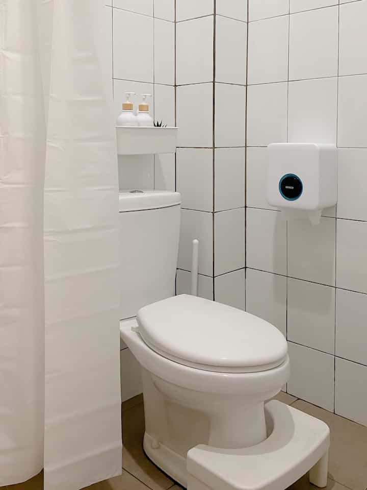 Kamar mandi asli developer✨
Bener-bener belum ada yg di renov dari kamar mandi developer ini, hanya untuk keramiknya memang direquest full sampai atas. Selain itu tambahan coal untuk tempat sabun🫶🏻

Digunakan gorden kamar mandi sebagai pembatas area kering dan basah. Penambahan tanaman artficial supaya kesan lebih segar dan hijau.

#ikeatirai  #ikeatisken #ikeabjarsen #ikeafejka #toiletINA #ECOCO #ecocokamarmandi #kamarmandideveloper #kamarmandi #kamarmandiminimalis #bathroom #kamarmandiputih #inspirasikamarmandi