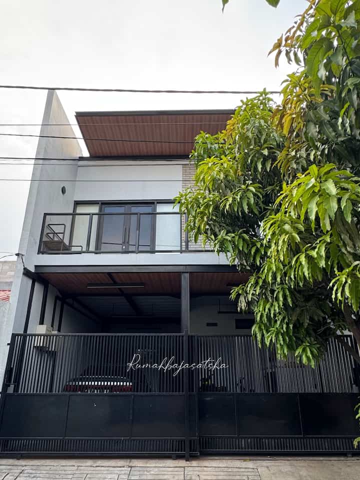 Rumah kami didesain dengan konsep timeless yang memadukan estetika dan kekuatan. Menggunakan konstruksi baja untuk ketahanan jangka panjang, ditambah garasi yang dilapisi batu alam agar lebih kokoh dan awet.

Bagian plafon topian memakai PVC motif kayu, menciptakan kesan hangat dan natural. Fasad di lantai 2 jadi ciri khas rumah ini, dengan dinding bata tempel abu-abu yang memancarkan karakter unik.

Jendela dan pintu menggunakan bahan aluminium yang modern dan praktis. Ditambah lampu gantung warm di garasi untuk suasana yang nyaman.

Seluruh dinding dicat perpaduan abu tua dan putih, memberikan tampilan elegan namun tetap sederhana. Rumah impian yang tahan waktu dan nyaman untuk kami tinggal. 🏡✨

#DesainRumah #TimelessDesign #PagarRumah  #PagarRumahMinimalis #WarnaCatPagar #PlavonPVC #CatRumah #KursiTeras #Pagarhiyam #InspirasiFasad #StyleFasad
