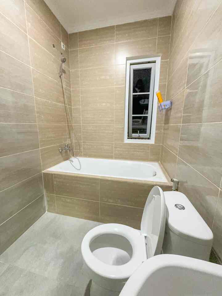 Kamar mandi ku juga bawaan dari developer dan belom ku dekor gmana banget masih standartnya cluster. 

#KeramikKamarMandi 
#PintuKamarMandi #WarnaKamarMandi 
#DindingKamarMandi #KeramikDinding #KeramikLantai #KamarMandi #KamarMandiMinimalis #KamarMandiJapandi #InspirasiKamarMandi