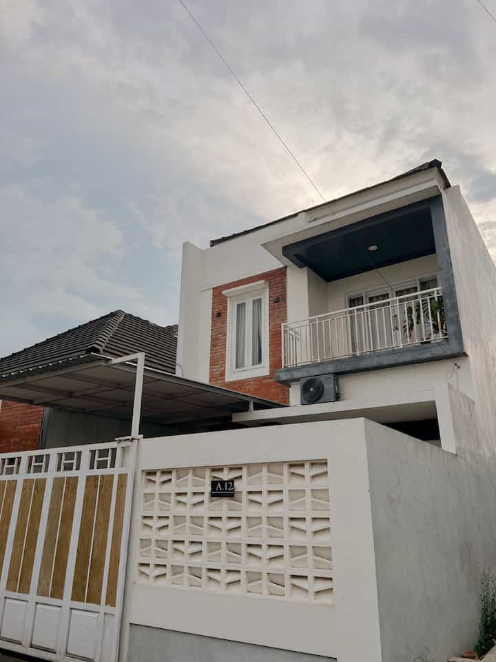 Fasad Rumah

fasad masih bawaan developer dan paduan warnanya nya terdapat sentuhan warna abu abu.
cuma sayangnya saya tidak tau kode cat rumah ini karena masih bawaan developer.
aku berencana untuk repaint di bulan depan..

#PagarRumah
#PagarRumahMinimalis 
#WarnaCatPagar
#InspirasiFasad
#StyleFasad
#FasadRumah
#FasadRumahMinimalis