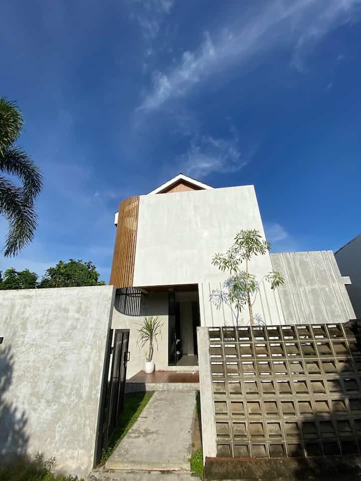 FASAD 
.
.
Halooo setelah lama hiatus posting rumah akhirnya kami kembali lagi hihiii untuk perubahan fasad secara bangunan memang belum adaa masih dalam konsep industrial modern tapiii untuk suasana taman sudah pasti ada yang berubah yaituuu pohon. Sebelumnya pohon ketapang kencana sekarang kami ganti menjadi pohon tabebuya agar lebih ramah lingkungan 🫶
#PagarRumah #Roaster #Conwood #Rumahindustrial #InspirasiFasad #StyleFasad