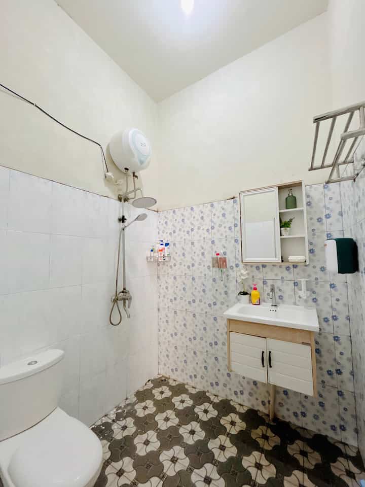 Hai Hai.. Ini kamar mandi kami yang berukuran 2x2 m. Kamar mandi ini masih sangat apa adanya dan masih sama seperti awal kita menempati rumah ini. Dengan dinding keramik motif bunga dan juga keramik lantai warna abu-abu. Keduanya memang tidak matching, karena bawaan dari Developer pengembang di perumahan kami. Namun area kamar mandi kami sudah cukup lengkap di dalamnya.

Seperti pada slide pertama menunjukkan bahwa tidak ada sekat diantara toilet duduk, shower dan juga kabinet wastafel. Didalamnya pun sudah kami pasang water heater bertujuan agar kami tidak perlu memasak air dahulu untuk memandikan anak-anak kami yang masih kecil.

Kamipun menempelkan tempat tissue toilet disebelah kabinet wastafel dan juga terdapat gantungan handuk dari bahan stainless stell.

Semoga tetap menginspirasi ya!
💫

#KeramikKamarMandi #PintuKamarMandi #CatKamarMandi #WarnaKamarMandi #DindingKamarMandi #KeramikDinding #KeramikLantai #KamarMandiMinimalis #InspirasiKamarMandi #PintuKamarMandi #Wastafel #WastafelKamarMandi #KabinetKamarMandi #Shower #WaterHeater 