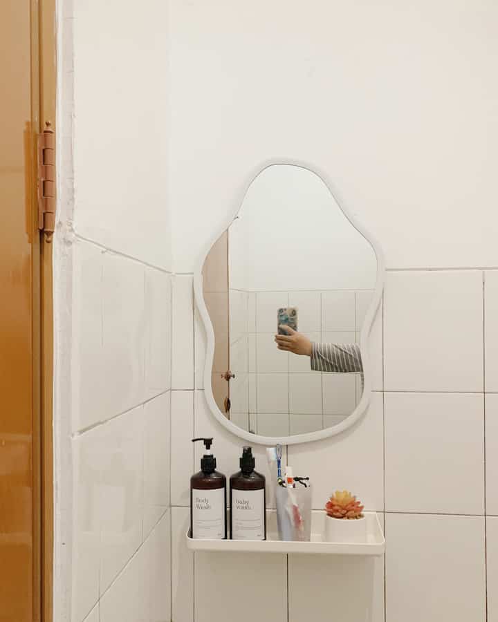 Kamar Mandi Minimalis berukuran 1.2 x 2,3 , masih murni bawaan developer, ditambahkan kaca dan rak sabun supaya lebih aesthetic, untuk keran kita ganti ke keran double dengan jetshower dan ditambahkan kotak tissue dekat closet 🌼
#KeramikKamarMandi #KacaKamarMandi #RakdindingKamarMandi #BotolSabun #TissueBox #KamarMandiMinimalis #InspirasiKamarMandi