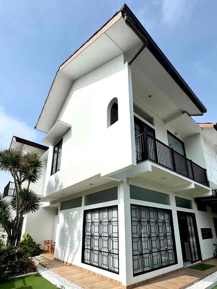 Fasad rumah di Delasta House bertema modern minimalis dengan look warna hitam dan putih. Dari bagian depan tidak banyak corak, hanya dibantu dengan sentuhan batu alam yang di pasang pada dinding pagar. 
Dengan lokasi rumah yang berada di persimpangan, menambah nilai estetika dari rumah ini. 
.
#PagarRumah #FasadRumah #PagarRumahMinimalis #WarnaCatPagar #PagarHitam #CatRumah #TerasRumah #InspirasiFasad #StyleFasad #TamanSamping 
