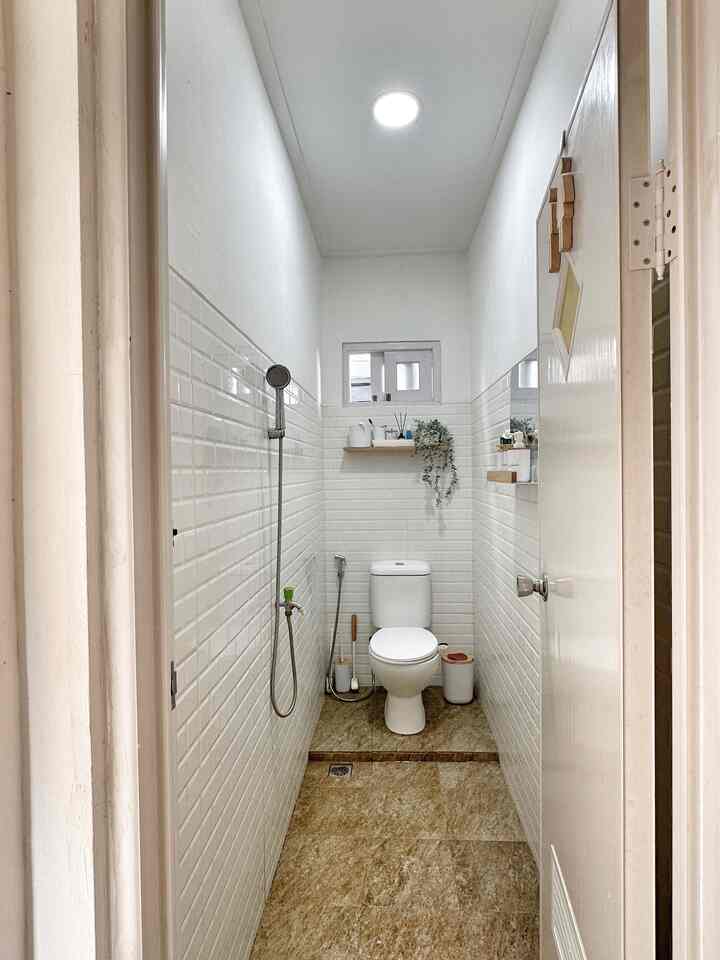 Kamar mandi unyu-unyu ini berukuran 1,8m2 tanpa sekat area basah dan kering, kami rasa cukup karena rumah ini hanya dihuni oleh 2 orang.
Agar tetap senada dengan ruangan lainnya kami menggunakan tone warna putih dan cream.  
Hanya menggunakan ambalan kayu minimalis tetapi tetap fungsional.

#keramiklantai #bathroomset #tanamanartfisial #sikatkamarmandi #cerminkamarmandi #kamarmandijapandi #inspirasikamarmandi