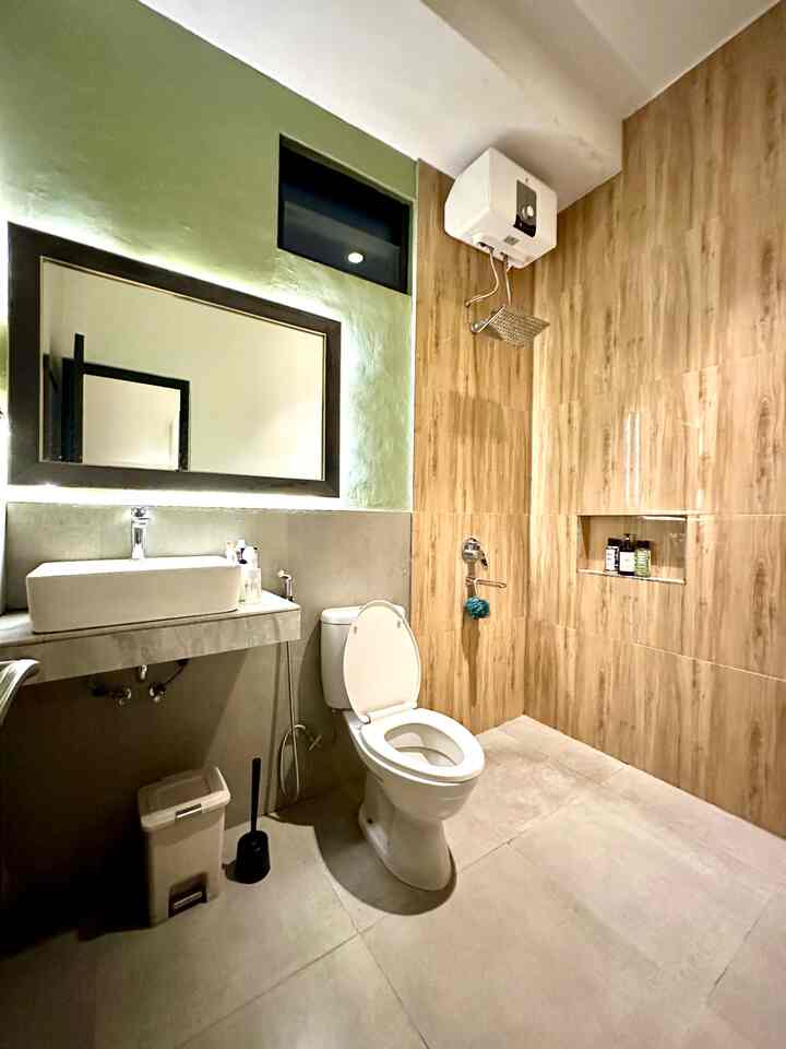 Hi Semua,

Kenalan yuk sama kamar mandi yg ada di master bedroom kami.

Lantai nya kami menggunakan granit matt 60x60. 

Dinding kami aplikasikan granit 60x 60 jg tetapi hanya sebagian separuh dinding. Hanya pada dinding shower kami buat full agar rentan terhadap air dari shower.

Untuk mendapatkan kesan yang luas kami menggunakan cermin lebar di depan wastafel.

Juga untuk mendapatkan kesan warmy looks kami menambahkan lampu led di belakang cermin dan pasti nya menggunakan lampu spotlight di ceiling area. Semoga menginspirasi 💙

#kamarmandiminimalis #inspirasikamarmandi #wastafelminimalis #granitmotifkayu #granitabusemen #cerminminimalis #catantibacterial #granitkamarmandi #cerminkamarmandi #granittile #granitmatt 



