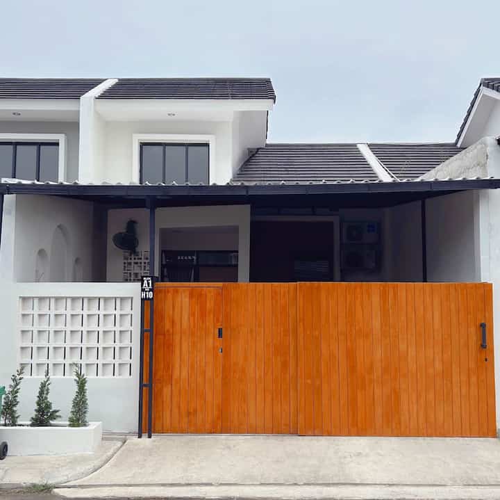 Haiii tetangga online 🏡🤗

Inilah fasad #dirumahurgent 💞

Lebar fasad rumah ini adalah 6m
Fasad kami bikin simple dengan sentuhan roaster dan pagar material conwood.
Kenapa conwood? Karena conwood tahan air, cuaca dan tahan lama. Serta memberikan kesan natural.
Pagar kami memiliki fungsi 3in1.
Yg pertama, bukaan untuk orang/motor.
Yg kedua, bukaan untuk mobil (bisa dibuka setengah)
Yg ketiga, bukaan full sampai tembok roaster.

Pohon cemara lilin menjadi pemanis difasad kami 🌲
Cemara lilin kami pilih karena inspirasi dari rumah luar negeri yg rata-rata ada nuansa cemara lilinnya 🤗🌲

Di area garasi, kami menyisahkan lahan sedikit untuk bangun taman sekaligus jd tempat main anak-anak 🤗

Semoga menginspirasi 🤗🏡
#PagarRumah
#PagarRumahMinimalis
#WarnaCatPagar
#InspirasiFasad
#StyleFasad
#KursiTeras
#CatRumah
