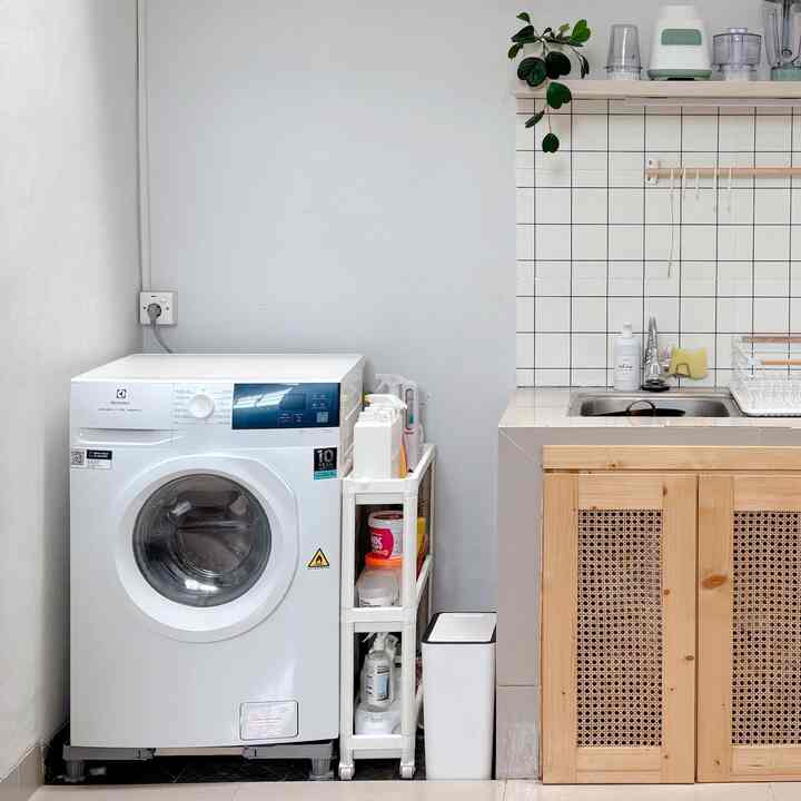 Memanfaatkan lahan terbatas dijadikan laundry room, ga mewah tapi cukup dan yang penting nyaman bagi penggunanya ☺️
Semoga menginspirasi dan follow for more info 🫶

#mesincuci #troliikea #tempatsampahestetik #tempatsabun #fejkaikea #keranjanglaundry #fejkasetikea #blender #penirispiring #rakbumbudapur #mejamakankayujati #lantaigranit #inspirasilaundryroom #stylelaundryroom #laundryroomminimalis