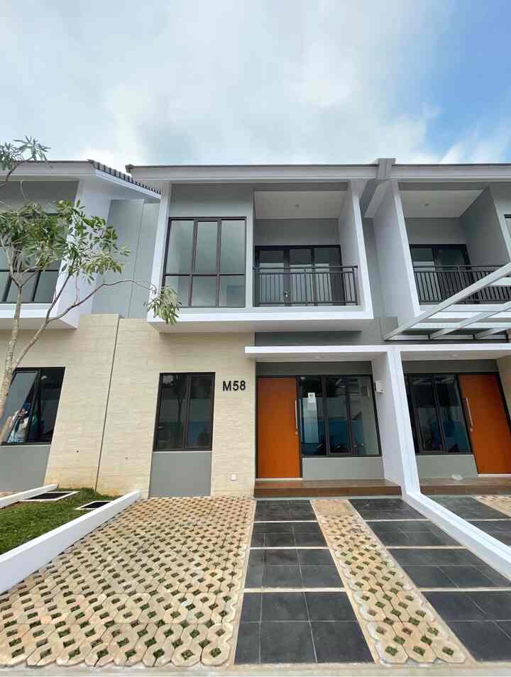 Tema fasad rumah developer ini adalah modern minimalis. Dengan bentukan fasad kotak sederhana yang mengikuti ruangan didalamnya lalu cat netral seperti putih dan abu, dan aksen natural dari kayu dan batu alam.

Di slide selanjutnya aku sertakan suasana lingkungan rumahku saat siang hari yang cerah VS turun hujan ☔️

#StyleFasad #IdeFasad #InspirasiFasad #RumahCluster #Rumahdeveloper #rumahminimalis #fasadminimalis #WarnaCatRumahMinimalis
