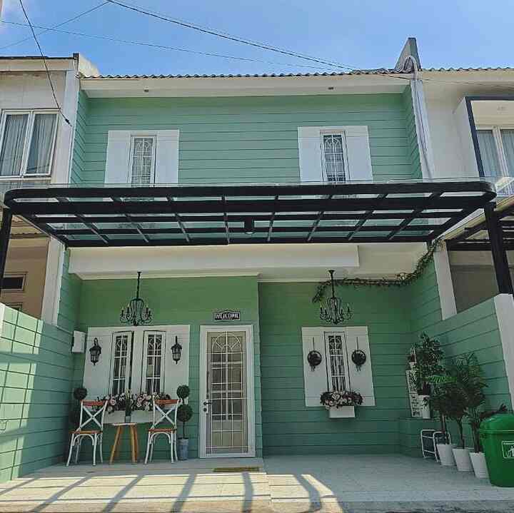 The facade theme of #casadeharsa is a modern farmhouse inspired by the village of Zaanse Schans in Amsterdam when we were on vacation in Europe in 2019. For the entire facade wall, we applied the use of link planks to match the style of the farmhouse house. 
. 
At the beginning of the first renovation in mid-2020, we chose blue but then changed it to sage green to give a cooler, calmer, more harmonious ambience and look more minimalist. 
. 
#listplank #catdinding #catexterior #catfasad #conwood #dindingfasad #lampugantung #lamputeras #kursiteras #tanamanartificial #pottanaman #tempatsepatu #inspirasifasad #stylefasad #fasadfarmhouse #fasadsage #fasadhijau #fasadstyle #farmhousestyle #rumahminimalis #rumahfarmhouse #rumahimpian #rumahmungil #fasadrumah