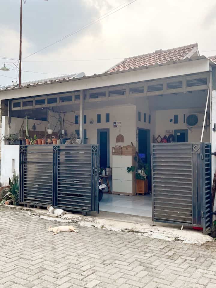 Untuk tema fasad sendiri sebenarnya memang bawaan dari developer untuk rumah minimalis, namun untuk di bagian dalam rumah sendiri menyesuaikan style penghuninya sesuai dengan keinginan.

Untuk material yang dipakai standard developer, sejauh ini belum ada yang kami ubah. Dan pemilihan cat warna putih dengan pagar besi warna hitam 


#fiberplastikpagar #pagarrumahminimalis #pottanaman #raksepatu #nomerrumahakrilik #pottanamangantung #inspirasifasad #stylefasad