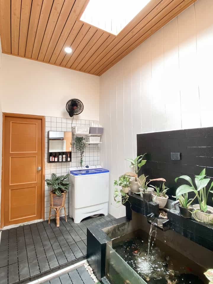 Nah ini dia space untuk nyuci baju yang masih sederhana di rumah ka.mi..dekorasinya perpaduan wood,white,black..biasa disebut japandi minimalis..karena rumah ka.mi masih rumah tumbuh jadi masih seadanya. Soon semoga bisa dipercantik lagi laundry roomnya☺️🤲

#catdindinglaundryroom
#lantailaundryroom
#Laundryroomjapandi
#inspirasiLaundryRoom