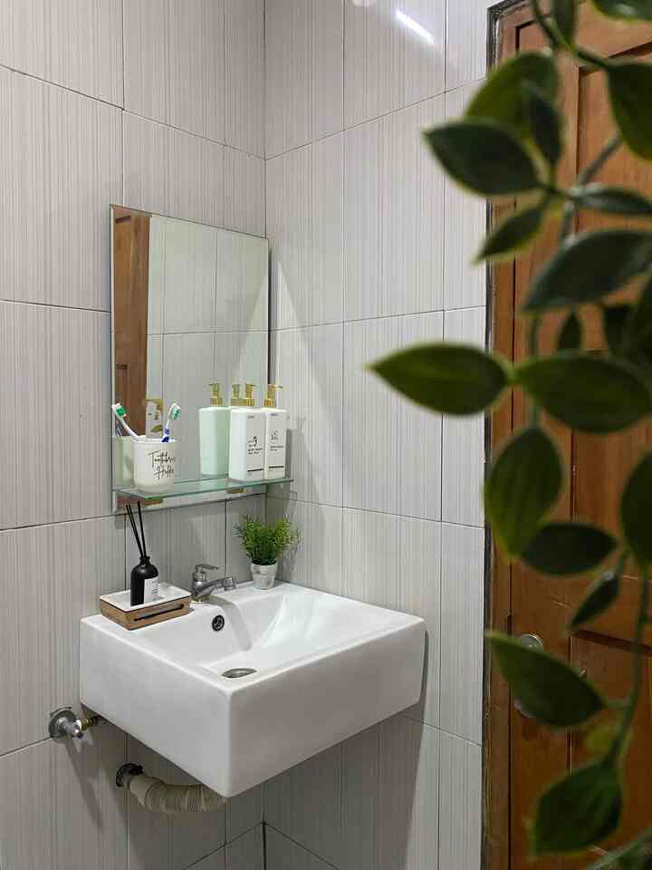 Minimalis bathroom 🚽

Untuk terlihat aesthetic salah satunya kamar mandi pun harus punya tone warna, meletakkan tanaman artifical/asli agar terlihat cantik, serta menggunakan peralatan kamar mandi yg minimalis agar terlihat rapih ✨


#keramikkamarmandi #kamarmandiminimalis #wastafelkamarmandi #closetduduk #keramikkamarmandi #tanamanartificial
#keramikdinding #rakhandukstainlesssteel #inspirasikamarmandi 