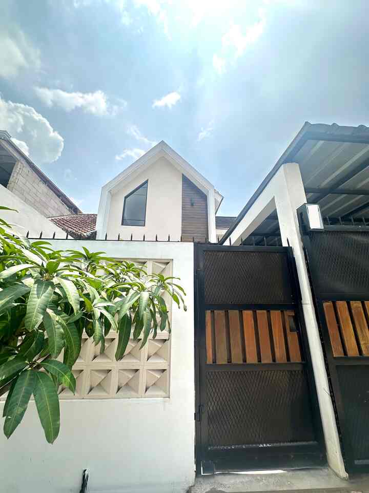 Fasad rumah ala scandinavian.
Fasad ini terinspirasi dari rumah di beberapa negara eropa yang bentuknya cukup khas, yaitu garis tegas segitiga. Dengan keterbatasan lebar rumah yang hanya 7 meter, fasad segitigapun dibuat meninggi agar tetap terlihat menyesuaikan pagar yang tinggi juga. Pemilihan warna cream, putih, hitam, dan beberapa aksen alami seperti tanaman dan kayu menambah kesan 'scandinavian'.

#Pagarrumahminimalis #scandinavianfacade #roster #Catrumah #fasadsegitiga #jendelasegitiga #lampusorot2arah #ceilingkayu #kanopi #InspirasiFasad #StyleFasad