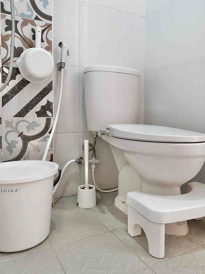 kamar mandi mungil ini berukuran 1,5 x 2 m..
masih polosan banget karena memang masih bawaan developer.. jadi blm ada perubahan sama sekali 🥰

disini aku memakai shower dari Brand Paloma, jet shower dari Europe enchanting, Closet dari American standart, pijakan kaki dan ember minimalis dari IUIGa untuk pengganti bak mandi..

#KeramikKamarMandi #PintuKamarMandi  #WarnaKamarMandi #DindingKamarMandi #KeramikDinding #KeramikLantai #KamarMandi #KamarMandiMinimalis #KamarMandiJapandi #InspirasiKamarMandi