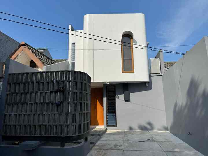 Tema fasad dirumah kami mengusung gaya Art Deco dengan lengkungan di sebelah kanan dan kirinya. Ada permainan maju mundur, supaya bangunan lantai 2 terkesan floating dan lebih playful. 

Warna yg kami pilih sangat sederhana yaitu putih dan abu, supaya ke depannya lebih mudah perawatannya. Kami memilih cat Jotun dengan seri Soya Milk dan cat Aquaproof.

Untuk penyusunan roster pun sengaja dibentuk setengah melengkung agar mengikuti tampilan fasad, menambah akan semakin manis sekaligus menjadi second skin pintu utama kami, agar tidak terekspose langsung keluar.

#inspirasifasad #stylefasad #rosterbeton #catrumah #pintukayusolid #rumahminimalis 