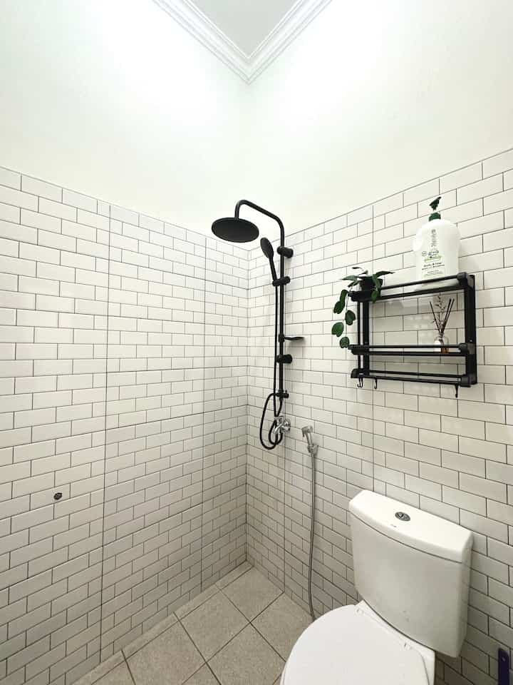 Kamar mandi mungil.
Kamar mandi ini berukuran 1,5 x 1,5 meter, sangat mungil karna kami lebih mementingkan fungsi. Bagi kami, kamar mandi cukup tersedia shower, wc duduk, rak sabun, exhaust fan, dan hook untuk pakaian. Tetapi kami tetap memilih warna warna yang bisa membuat ruangan mungil terlihat lebih luas. Salah satunya adalah dengan memilih cat berwarna putih, dan dinding dengan keramik bata yang dipasang secara horizontal, mungkin kedepannya kami juga akan menambah cermin agar terkesan lebih luas.

#kamarmandimungil #jetshower #wcduduk #raksabun #keramikbata #showerbulat #Keramiklantai #pintukamarmandi #exhaustfan #catkamarmandi #dindingkamarmandi #Kamarmandiminimalis #InspirasiKamarMandi
