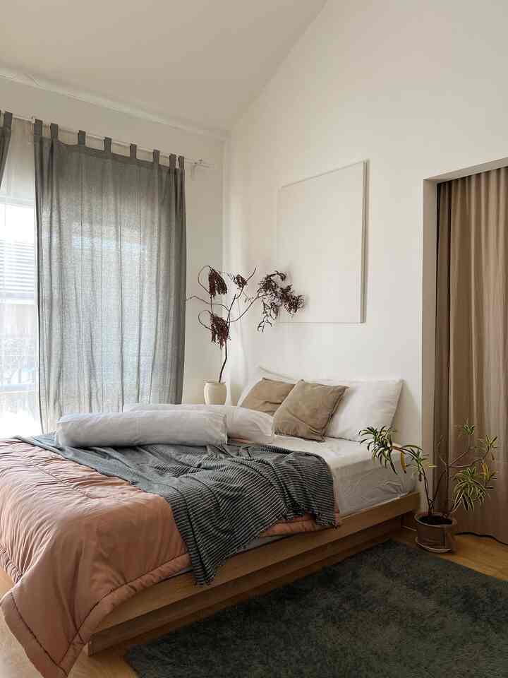 Kamar yang Nyaman.

Material yang membuat kamar kami nyaman adalah lantai SPC. Kami memilih SPC karena dari bahan cukup awet dan pemasangannya mudah karena sifatnya seperti puzzle. Disamping itu karena bahannya terbuat dari partikel semen dan campuran bahan lainnya, lantai spc ini jadi tahan terhadap air (lembab). 

Kami memilih warna yang warm agar tone rumah kami nyaman.

#KeramikKamar #KeramikLantai #KamarJapandi #KamarMinimalis #InspirasiKamar #Japandi #Minimalis