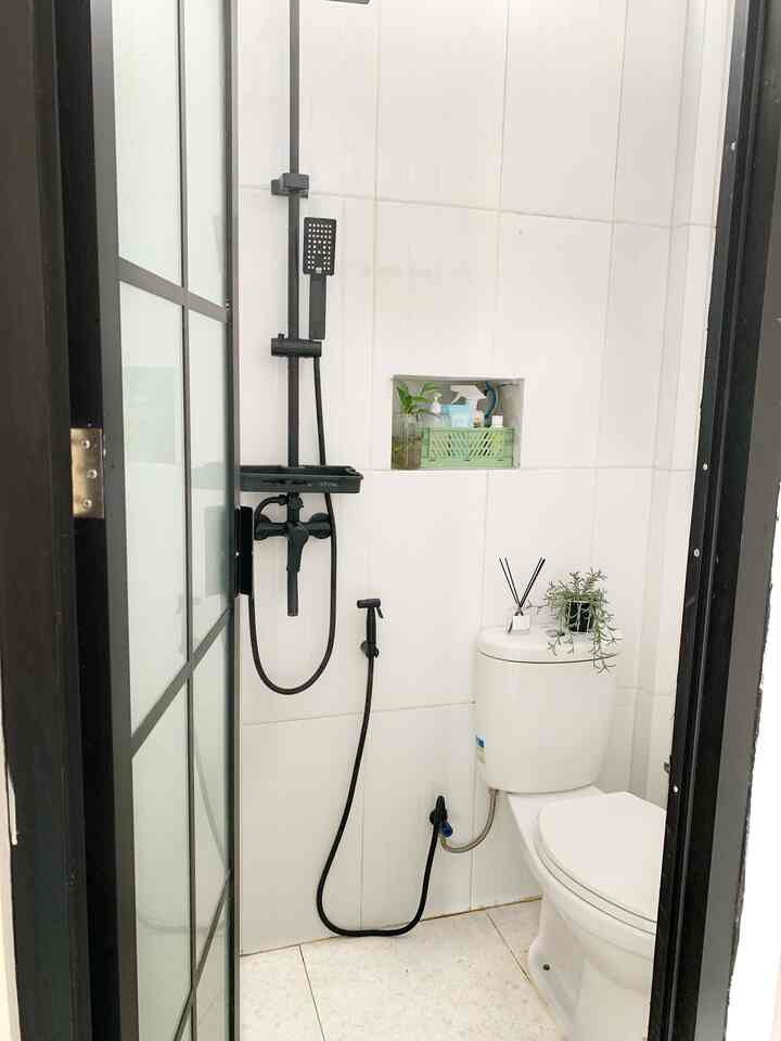 Karena keterbatasan ruang, ukuran kamar mandi cuma 1,5x1,1m. Walaupun kecil, tiap sudut bisa dimanfaatkan dengan baik.

Penggunaan keramik juga mempengaruhi luas kamar mandi. Jadi aku pilih keramik warna putih dibagian dinding dan abu terrazo pada bagian lantai. Karena konsepnya minimalis, aku menggunakan konsep black and white ditambah tanaman biar fresh.

Tips biar nat keramik tidak menguning atau lantai kamar mandi rembes, sebaiknya jangan menggunakan nat keramik tapi ganti dengan semen agar air tidak merembes dan lantai tidak mudah kotor.

#keramikkamarmandi #shower #jetshower #closet #keramikterrazo #kamarMandiMinimalis #InspirasiKamarMandi
