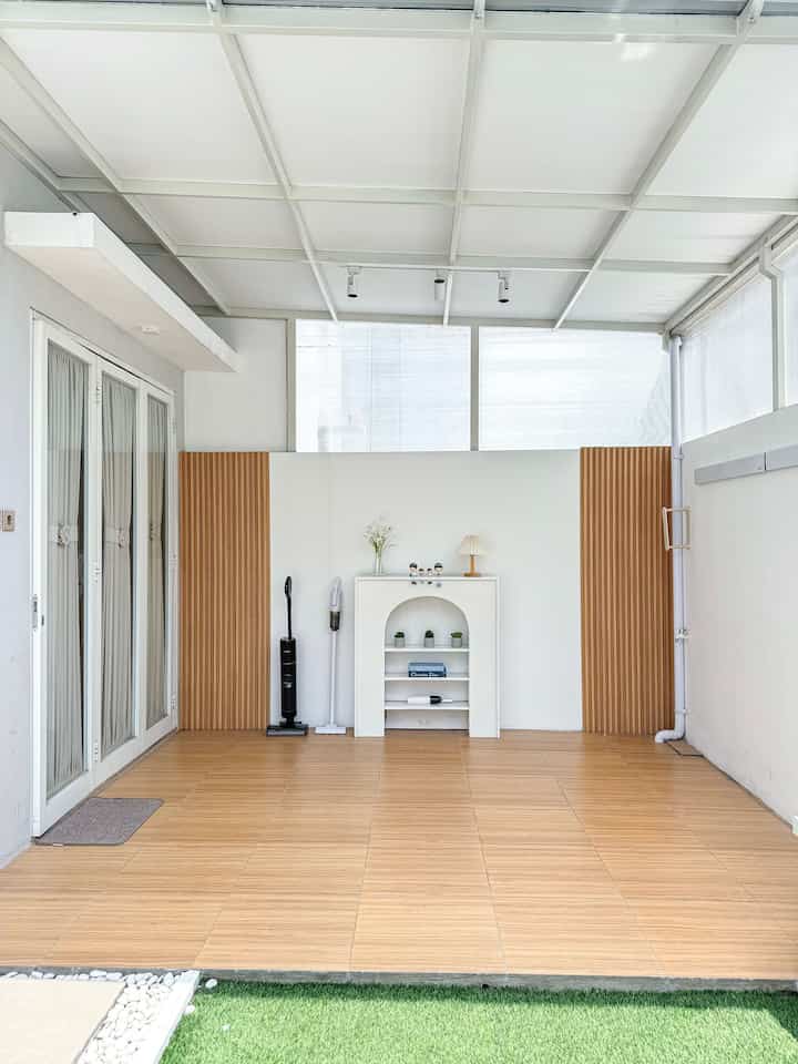 ✨ Hai semuanya, aku Devi Saputra! Rumah ini adalah hasil dari impian kami yang akhirnya bisa terwujud dengan gaya Japandi yang sederhana dan elegan. ✨

Kenapa kami memilih Japandi? Karena perpaduan antara kesederhanaan Jepang dan kehangatan Skandinavia memberikan nuansa rumah yang tenang, fungsional, dan estetik. Setiap sudutnya, mulai dari dapur minimalis, halaman belakang dengan elemen hijau, hingga teras santai yang bersih dan tertata, mencerminkan filosofi "less is more" yang menjadi inti dari gaya ini.

Japandi benar-benar mendefinisikan rumah impian yang nyaman, hangat, dan tetap stylish! Semoga jadi inspirasi buat teman-teman online semua ya. 🏡✨

📌 #lampusorot #rakjemuran #woodpanel #bungadaisy #vacuum #lampumeja #bukupajangan #japandi #rumahjapandi