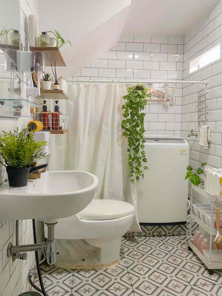 Bathroom + Laundry Room✨

kamar mandi di lantai 1 ini posisinya ada di bawah tangga dengan lebar 1,5m dan panjang 3m

karena ukurannya cukup panjang akhirnya kami memanfaatkan area kamar mandi ini sekaligus sebagai laundry room

untuk menghindari lembab kami menggunakan backsplash subway full sampai ke bagian atas, untuk lantainya kami pilih keramik motif agar tidak monoton, dan untuk menambah estetika kami menggunakan ambalan kayu meranti sebagai tempat penyimpanan toiletries, kami pun memasang tirai sebagai penutup ke area laundry room

semoga menginspirasi 

#DindingKamarMandi
#KeramikKamarMandi
#TiraiKamarMandi
#KamarMandiMinimalis
#KamarMandiScandiBoho
#KamarMandiScandinavian
#InspirasiKamarMandi
