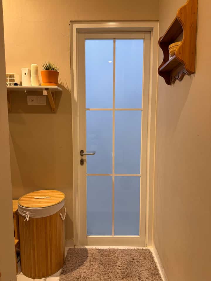 Luas kamar mandi 2x2mtr2

slide pertama adalah tampilan dari depan pintu kamar mandi.

kamar mandinya tidak terlalu banyak ornamen, kami memakai keramik dinding serba putih embos shower dan gantungan handuk serba hitam closet duduk putih juga untuk penyimpanan sabun mandi dan lainnya kami pasangkan rak kayu dinding yang simple namun estetik.

#KeramikEmbos #RakKayuDinding #PintuKamarMandiAluminium #ShowerHitam #RakHandukHitam #InspirasiKamarMandi #KamarMandiMinimalis

