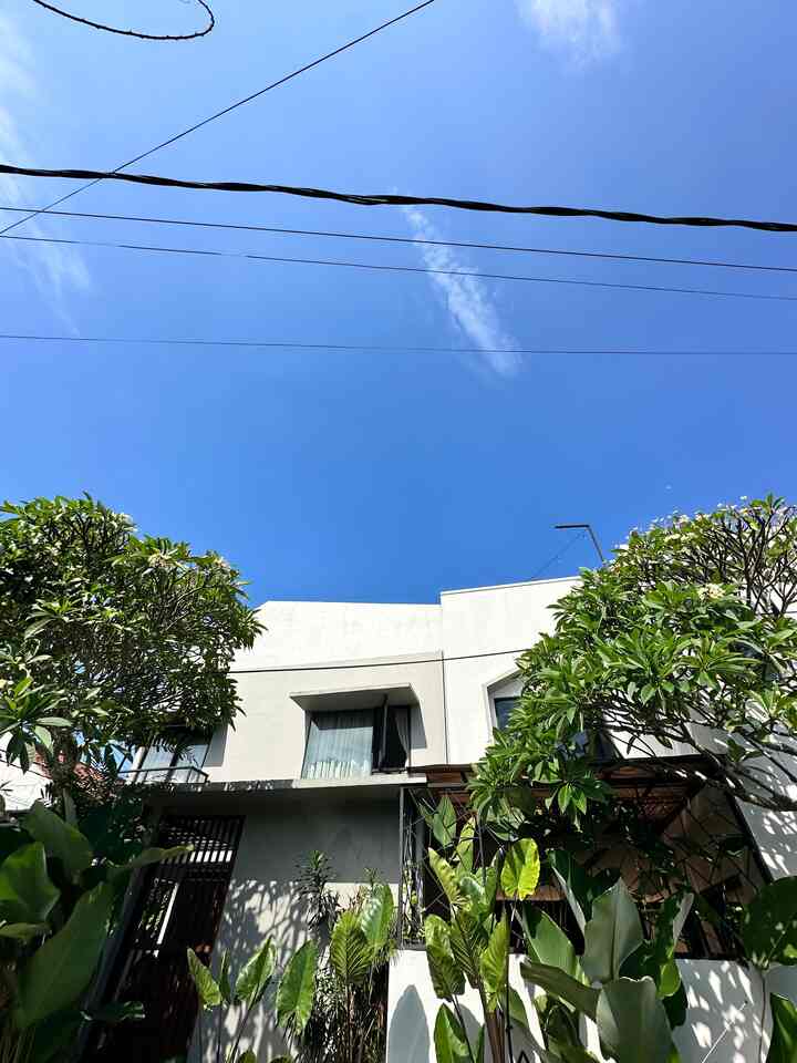 Hi Everyone,

The facade of our house is semi-industrial, because we like the minimalist concept.

We combine white and cement gray on the facade, use perforated iron plates on the balcony area, and also add wooden elements to the lattice and fence areas.

And for the roof shape, we chose a flat roof to give a minimalist impression. And only one side we customized into a triangle, to make it more dimensional.

Hopefully it inspires you 💙.

#minimalist fence #grc #platperforated #balkonindustrial #pagargrc #fasadsegitiga #atapflat #catabusemen #inspirasifasad #fasadstyle #stylefasad

