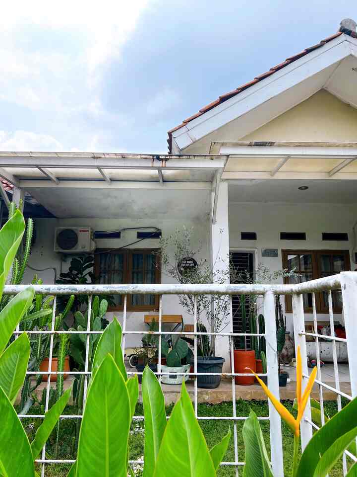 Hai kenalin ini fasad rumahku 🫶🏻

Fasad sederhana yang tidak banyak merubah bentuk original luma. Fasad ini juga belum berubah saat renovasi di tahun 2018 hingga sekarang. Untuk cat tembok oke juga nih tahan hinga sekarang. Nanti saat di renov lagi 😃 otw cat ulang dengan warna n look baru ya.

#cattembok #catexterior #nomerrumah #pottanahliat #pagarrumah #fasad #inspirasifasad #stylefasad #terasrumah