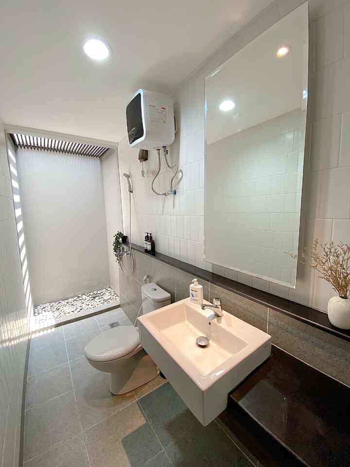Kamar mandi utama ini letaknya di lantai 2 dan memiliki konsep semi-outdoor. Dengan konsep semi-outdoor tersebut, kamar mandi ini memiliki sirkulasi udara yang sangat baik dan juga cahaya matahari dapat langsung masuk menerangi seluruh ruangan kamar mandi.
Keramik lantai, keramik dinding, wastafel, kran air, shower dan cermin semuanya merupakan bawaan dari developer, namun semua pemilihan komponen dalam kamar mandi ini dirasa sudah pas mewakili keinginan dan selera kami sehingga tidak ada perombakan atau penambahan apapun 🥰

#keramikkamarmandi #keramikmulia #keramikdinding #aristonwaterheater #kamarmandiminimalis #kamarmandisemioutdoor #inspirasikamarmandi