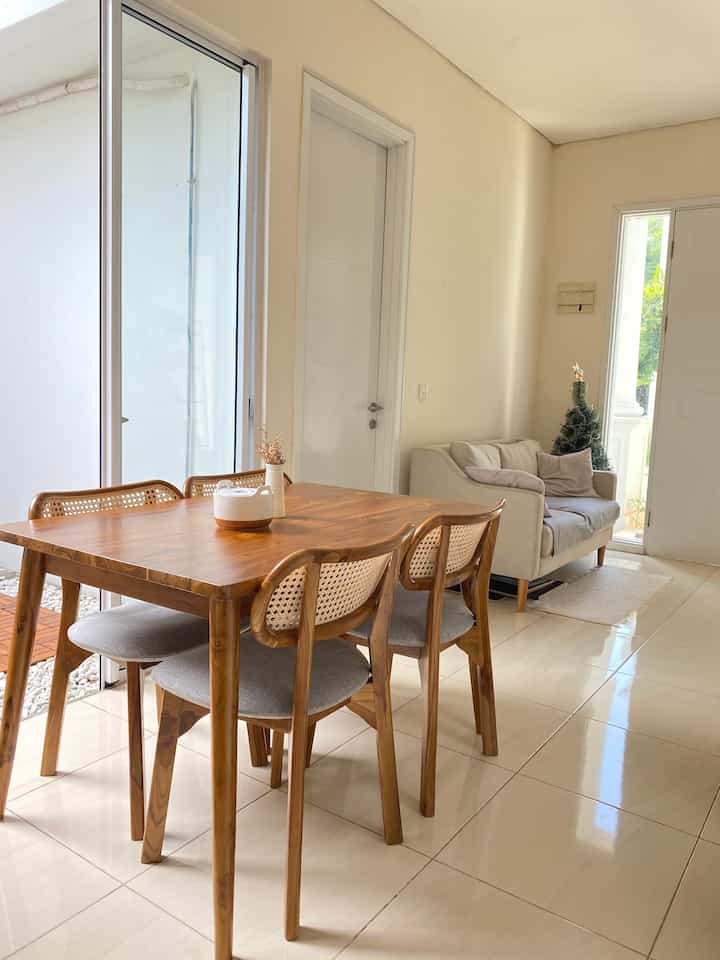 Meja makan di rumah ini berfungsi agar keluarga dapat berkumpul dan mempunyai quality time sambil sharing keseharian hari ini. Material yang digunakan adalah kayu jati yang seperti kita ketahui lebih awet dan tahan lama. Warna abu abu pada dudukan memberikan kesan tetap modern walaupun penggunaan kayu jati yang memberi kesan jadul. Untuk cat finishing pada meja makan ini menggunakan warna walnut light.

#inspirasiruangmakan
#inspirasidapurmodern
#mejamakanjati
#ruangmakanminimalis
#kursimakanrotan
#catmejamakan
#InspirasiDiningRoom
#StyleDiningRoom
