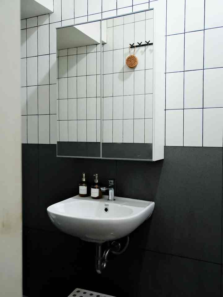Kamar mandi lantai 1

Dibuat seminimalis mungkin, karena real life nya jarang digunakan mandi, kalau ada tamu saja..

Kami pilih material granit khusus untuk kamar mandi dengan warna abu abu gelap dan bagian atas, signature keramik matte white
Material yang dipilih khusus untuk kamar mandi jadi lebih aman, tidak licin.. dan gampang kering.

Hanya ditambahkan lemari storage kecil
Yang berfungsi sebagai cermin kamar mandi juga, jadi fungsional 

#KamarMandiMinimalis #KamarMandiJapandi #InspirasiKamarMandi #RomanGranit #SignatureKeramik #KeramikKamarMandi #PintuKamarMandi #CatKamarMandi #WarnaKamarMandi #KeramikDinding #DindingKamarMandi 
