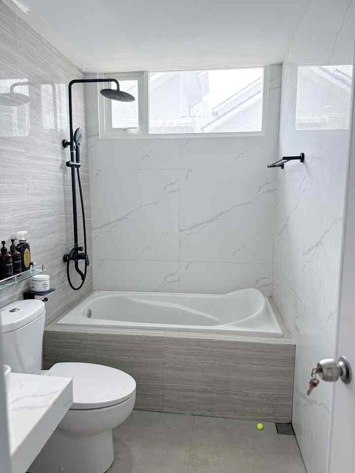 ✨ This bathroom is one of my favorite rooms in the house because of its minimalist, modern, and functional design. ✨

I used the bathtub as a centerpiece, giving a relaxing feel every time it is used. For the shower, I chose a shower set in matte black that gives an elegant accent and contrast to the room. A simple towel hanger is placed so that it remains practical and does not interfere with the aesthetics. 

The walls and floors are covered in marble-style granite tiles, creating a clean and luxurious impression. A modern closet with a compact shape complements the simple design, while natural lighting from the large window adds freshness to the room. 

This bathroom is designed to be comfortable, aesthetic, and fulfills daily needs to the maximum! ✨

📌 Hashtags:
#Bathtub #ShowerSet #GantunganHanduk #GraniteTile #Closet
#Minimalist Bathroom #InspirasiKamarMandi