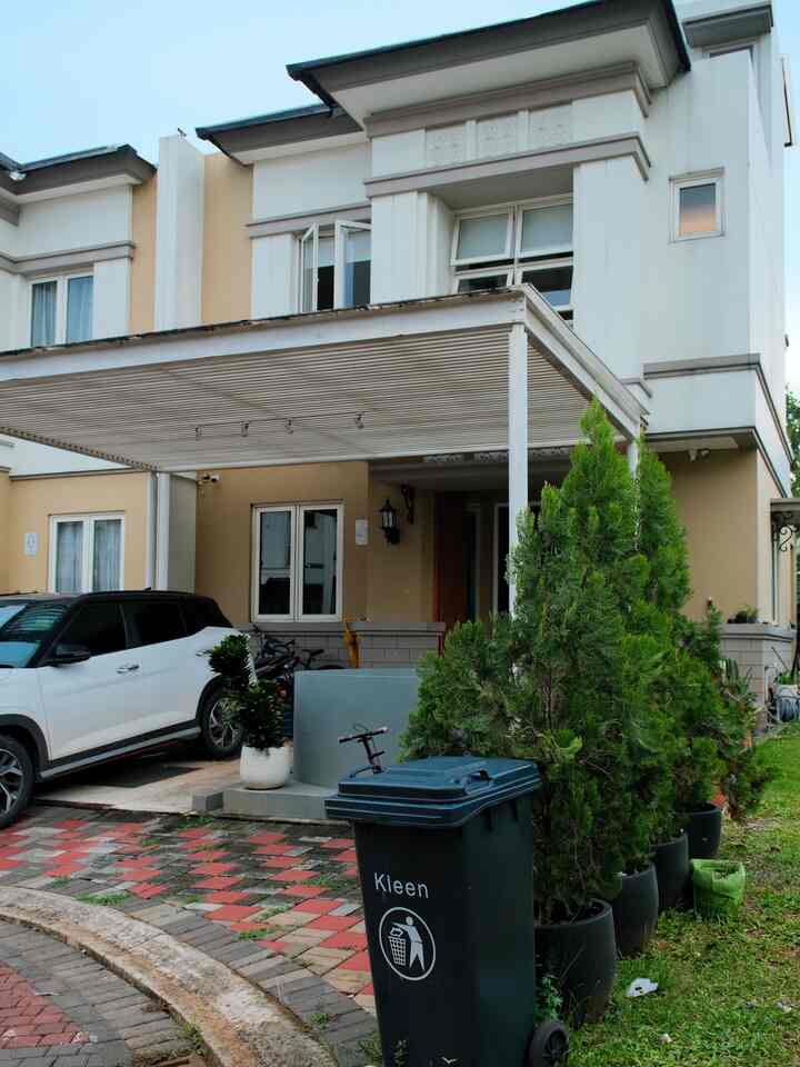 Fasad ini bawaan dari developer dan belum boleh dirubah.
Dengan cat warna putih kombinasi coklat muda

Bisa dibilang style nya minimalis modern aja sihh…

Kami hanya menambah kanopi dan patio untuk area santai di depan rumah
#warnacatrumah #catrumah #fasadrumahminimalis #fasadrumah #catmowilexcendana #inspirasifasad #stylefasad 