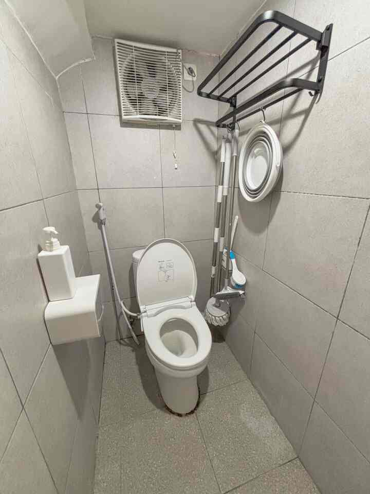 Mini Bathroom di Damaruma 🤍

Bathroom ini berada di bawah tangga di lantai 1, bentuknya minimalis karena hanya berukuran 1 x 1,5m
Kami menggunakan dinding keramik senada dengan  lantai kamar mandi. Pemilihan warna abu-abu (cerah) untuk menghindari kesan sempit di dalam kamar mandi.

#KeramikPlatinum #PlatinumAngeloMattBone #PlatinumAnconaMattGrey #TotoCW421 #KamarMandiMinimalis #InspirasiKamarMandi #KamarMandiJapandi #KamarMandiBawahTangga